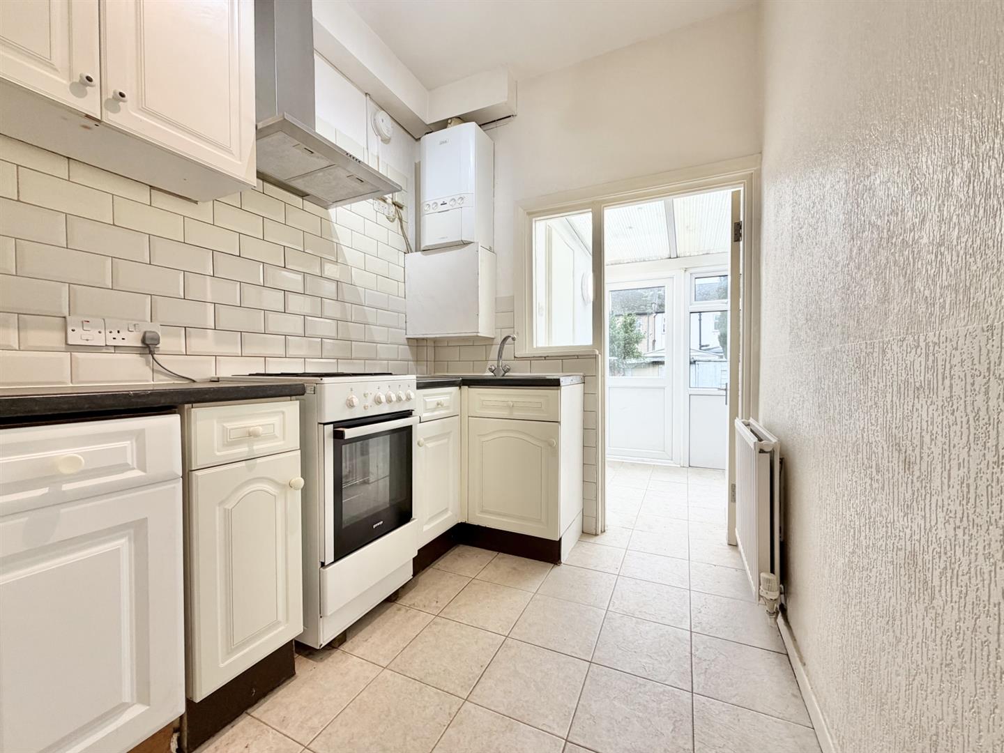 3 bed property in Paisley Road, London